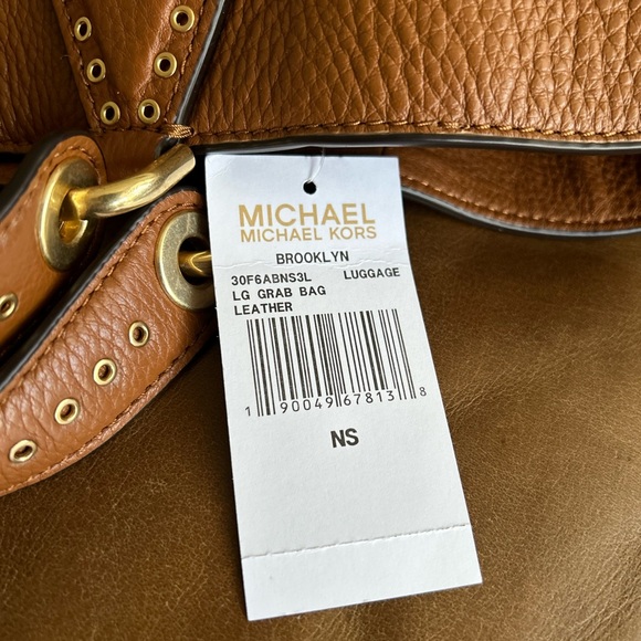 Michael Kors Large Grab Bag
Brown Pebble Leather Shoulder
Strap & zipper tassel - Picture 2 of 4